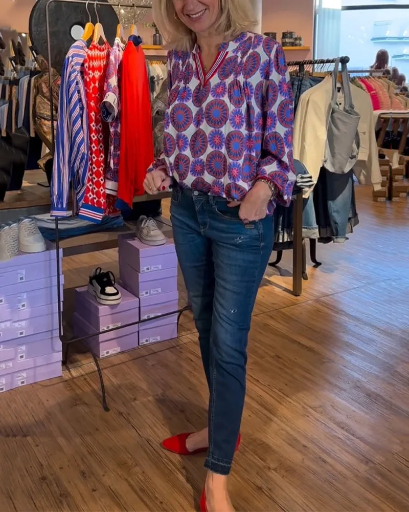 Elegant v-neck blouse with geometric print