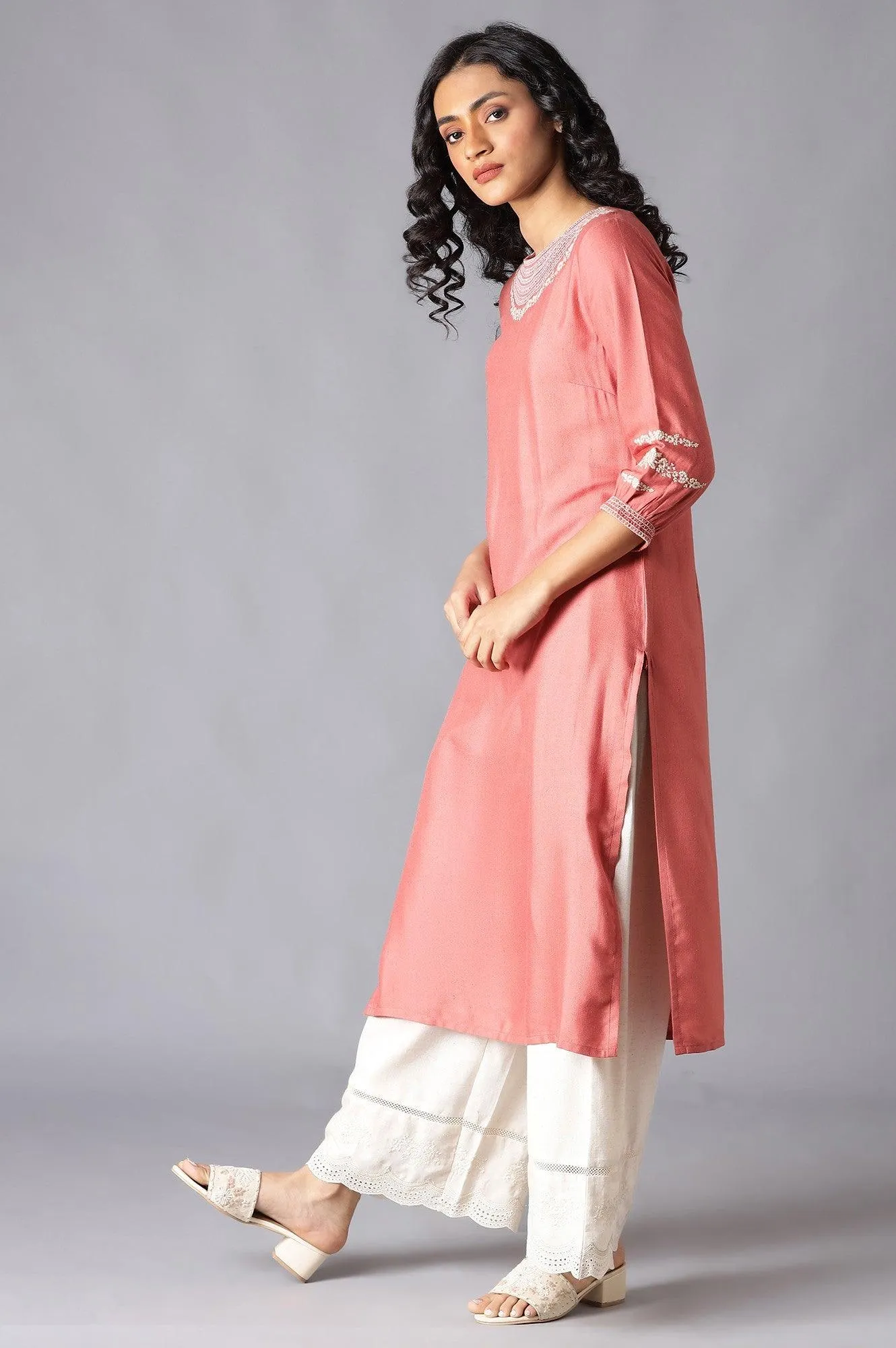 Pink Embroidered kurta & Parallel Pants Set